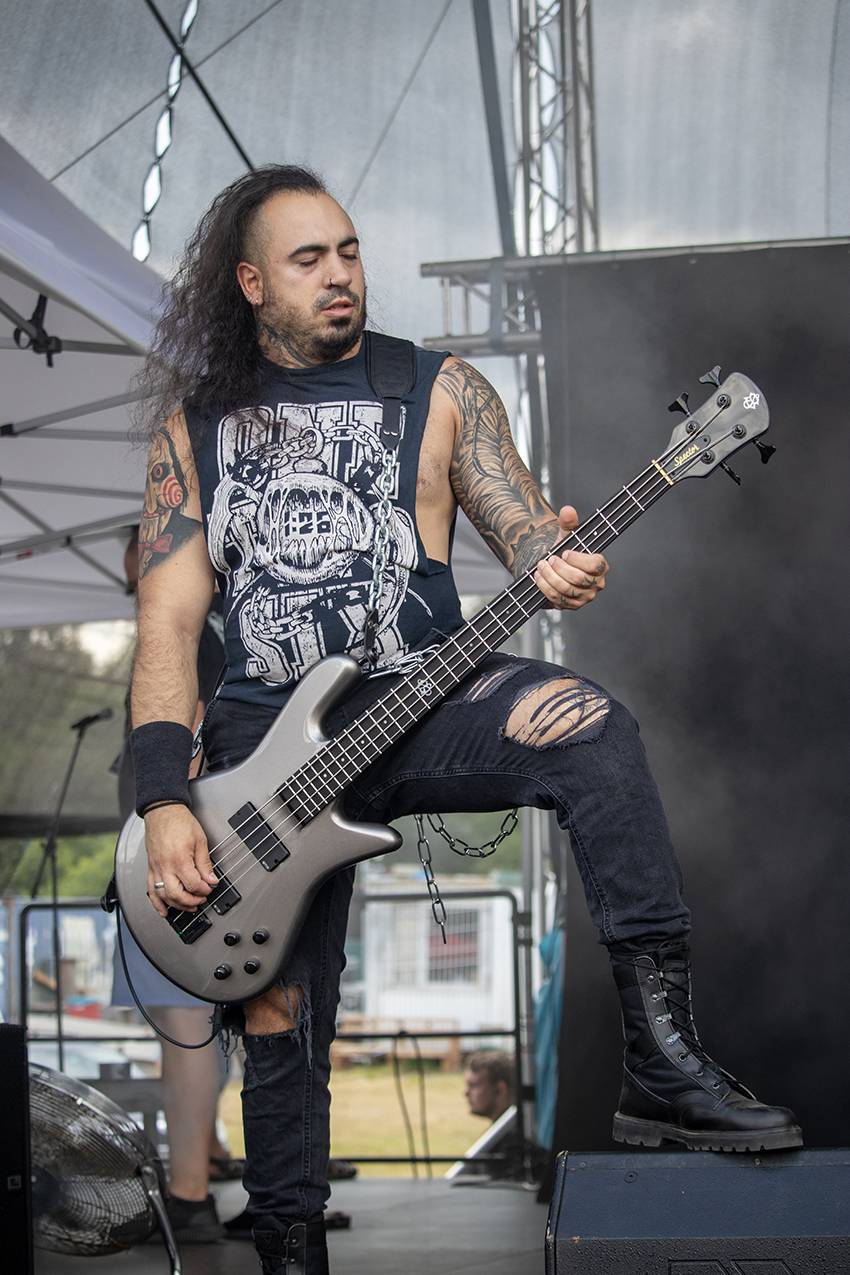 Pekelný pátek na Basinfirefestu. Gutalax rozpoutal naprostý chaos, temný set odehráli Kataklysm a svými magickými tóny bavili i Deloraine