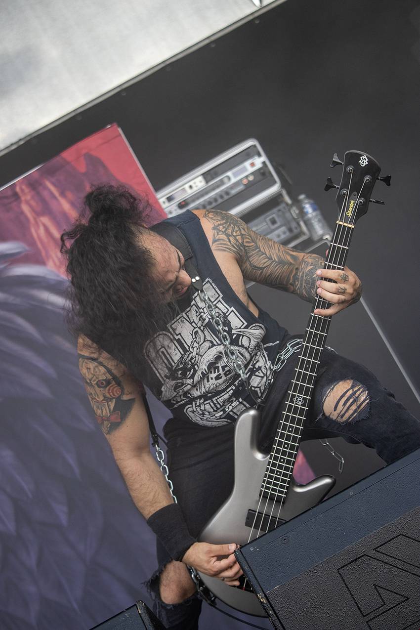 Pekelný pátek na Basinfirefestu. Gutalax rozpoutal naprostý chaos, temný set odehráli Kataklysm a svými magickými tóny bavili i Deloraine