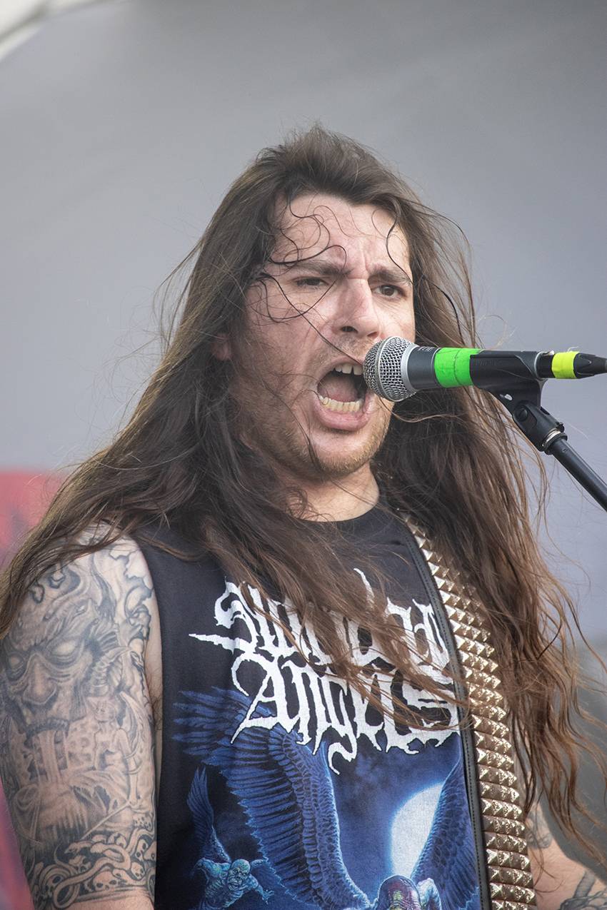 Pekelný pátek na Basinfirefestu. Gutalax rozpoutal naprostý chaos, temný set odehráli Kataklysm a svými magickými tóny bavili i Deloraine