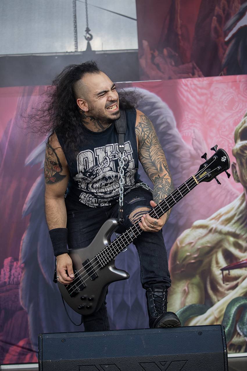 Pekelný pátek na Basinfirefestu. Gutalax rozpoutal naprostý chaos, temný set odehráli Kataklysm a svými magickými tóny bavili i Deloraine