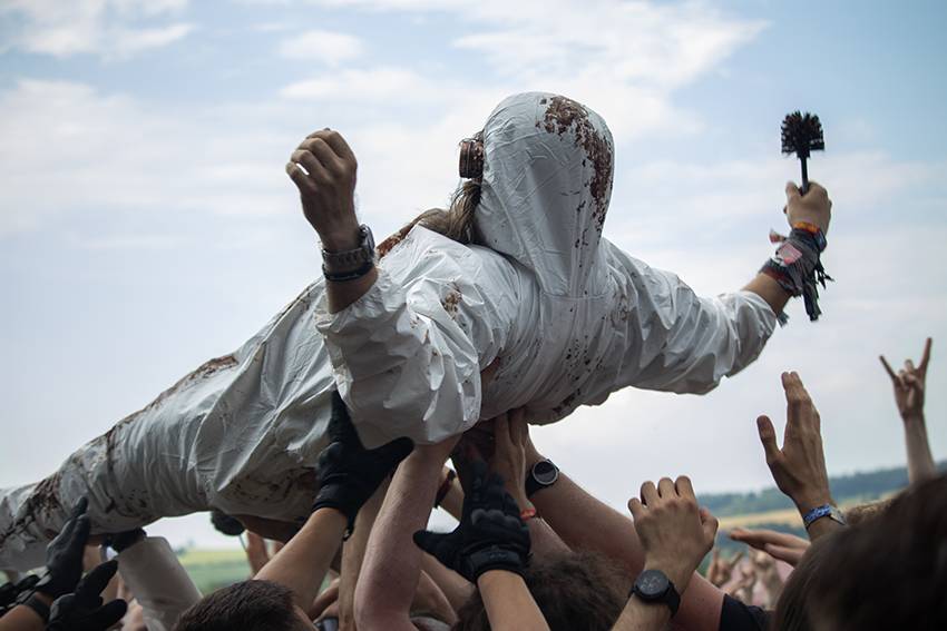 Pekelný pátek na Basinfirefestu. Gutalax rozpoutal naprostý chaos, temný set odehráli Kataklysm a svými magickými tóny bavili i Deloraine