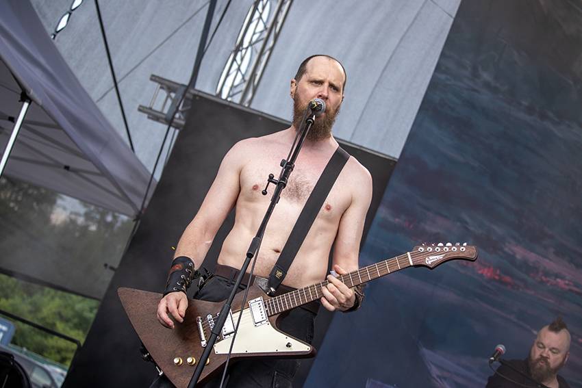 Pekelný pátek na Basinfirefestu. Gutalax rozpoutal naprostý chaos, temný set odehráli Kataklysm a svými magickými tóny bavili i Deloraine