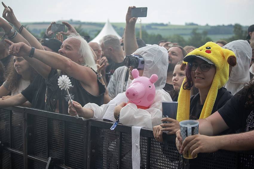 Pekelný pátek na Basinfirefestu. Gutalax rozpoutal naprostý chaos, temný set odehráli Kataklysm a svými magickými tóny bavili i Deloraine