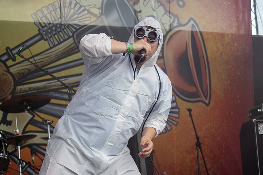 Pekelný pátek na Basinfirefestu. Gutalax rozpoutal naprostý chaos, temný set odehráli Kataklysm a svými magickými tóny bavili i Deloraine