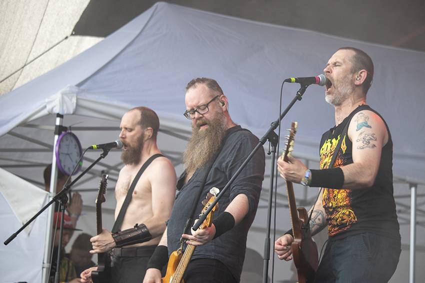 Pekelný pátek na Basinfirefestu. Gutalax rozpoutal naprostý chaos, temný set odehráli Kataklysm a svými magickými tóny bavili i Deloraine