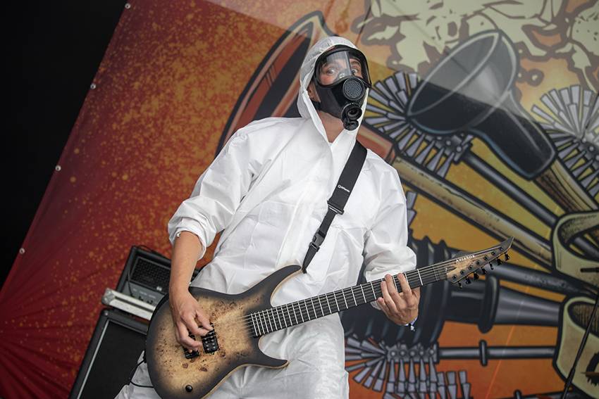 Pekelný pátek na Basinfirefestu. Gutalax rozpoutal naprostý chaos, temný set odehráli Kataklysm a svými magickými tóny bavili i Deloraine