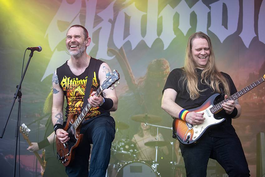 Pekelný pátek na Basinfirefestu. Gutalax rozpoutal naprostý chaos, temný set odehráli Kataklysm a svými magickými tóny bavili i Deloraine