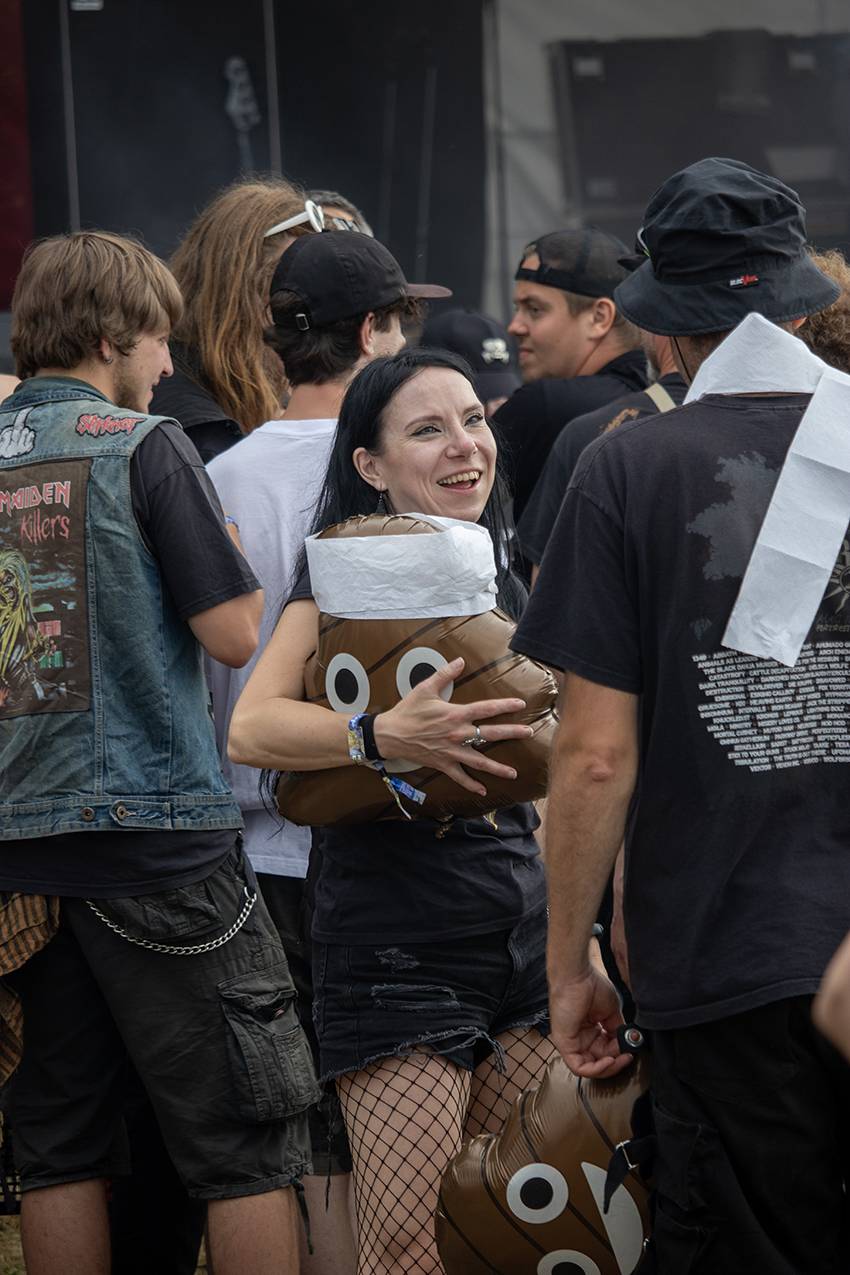 Pekelný pátek na Basinfirefestu. Gutalax rozpoutal naprostý chaos, temný set odehráli Kataklysm a svými magickými tóny bavili i Deloraine