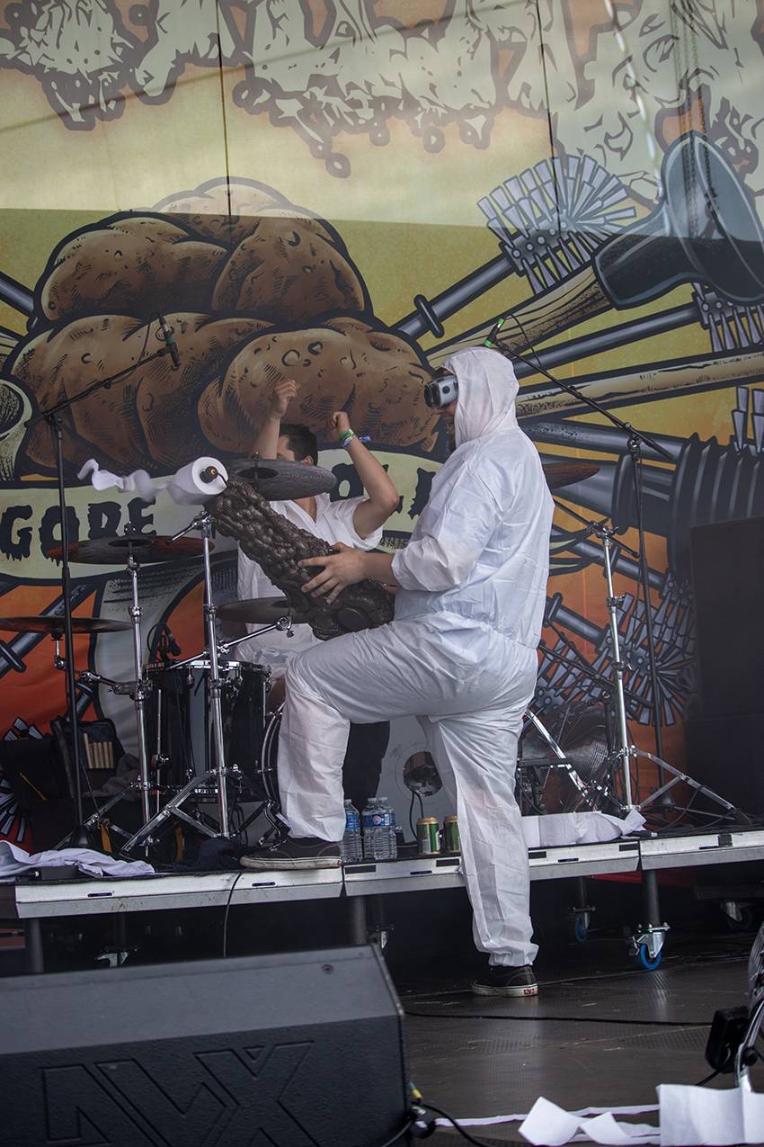 Pekelný pátek na Basinfirefestu. Gutalax rozpoutal naprostý chaos, temný set odehráli Kataklysm a svými magickými tóny bavili i Deloraine