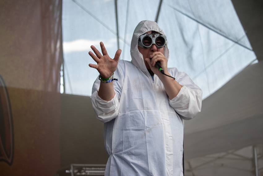 Pekelný pátek na Basinfirefestu. Gutalax rozpoutal naprostý chaos, temný set odehráli Kataklysm a svými magickými tóny bavili i Deloraine