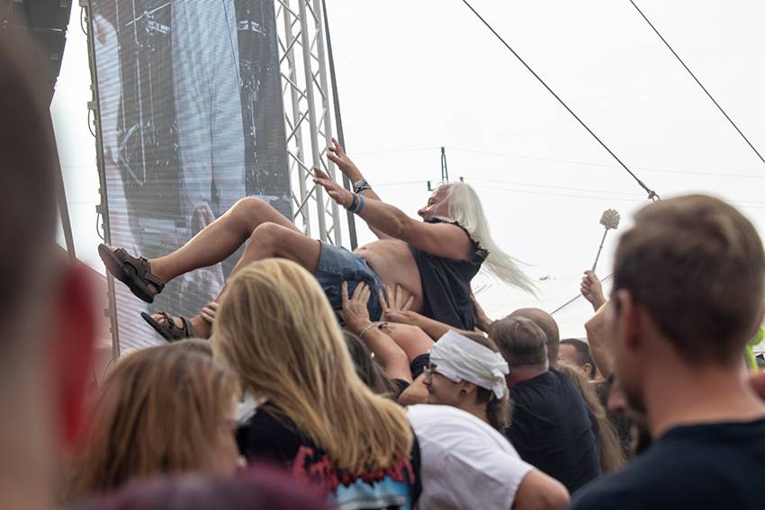 Pekelný pátek na Basinfirefestu. Gutalax rozpoutal naprostý chaos, temný set odehráli Kataklysm a svými magickými tóny bavili i Deloraine