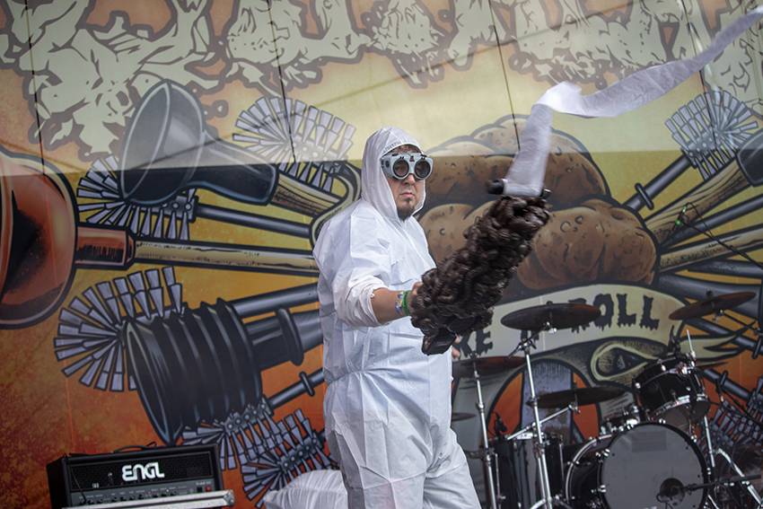 Pekelný pátek na Basinfirefestu. Gutalax rozpoutal naprostý chaos, temný set odehráli Kataklysm a svými magickými tóny bavili i Deloraine