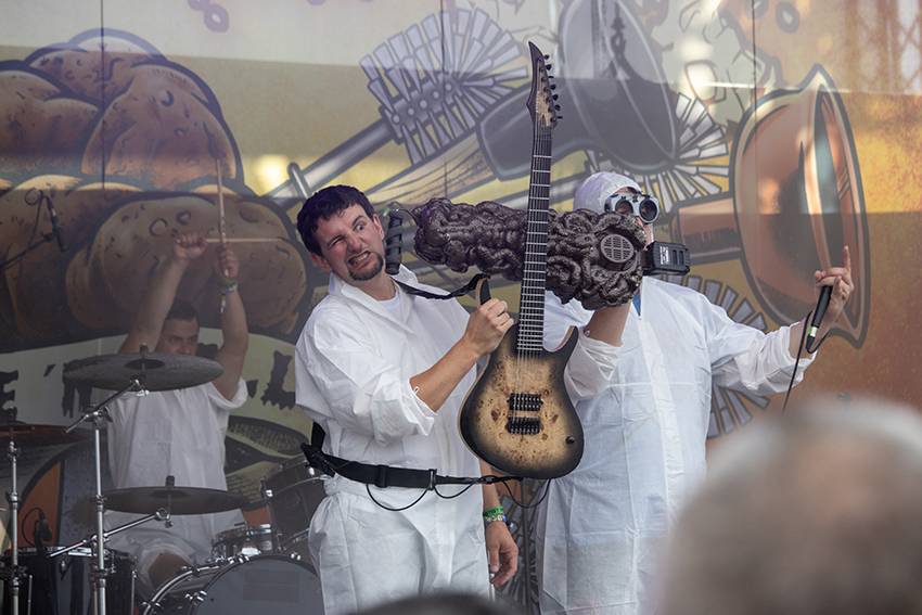 Pekelný pátek na Basinfirefestu. Gutalax rozpoutal naprostý chaos, temný set odehráli Kataklysm a svými magickými tóny bavili i Deloraine