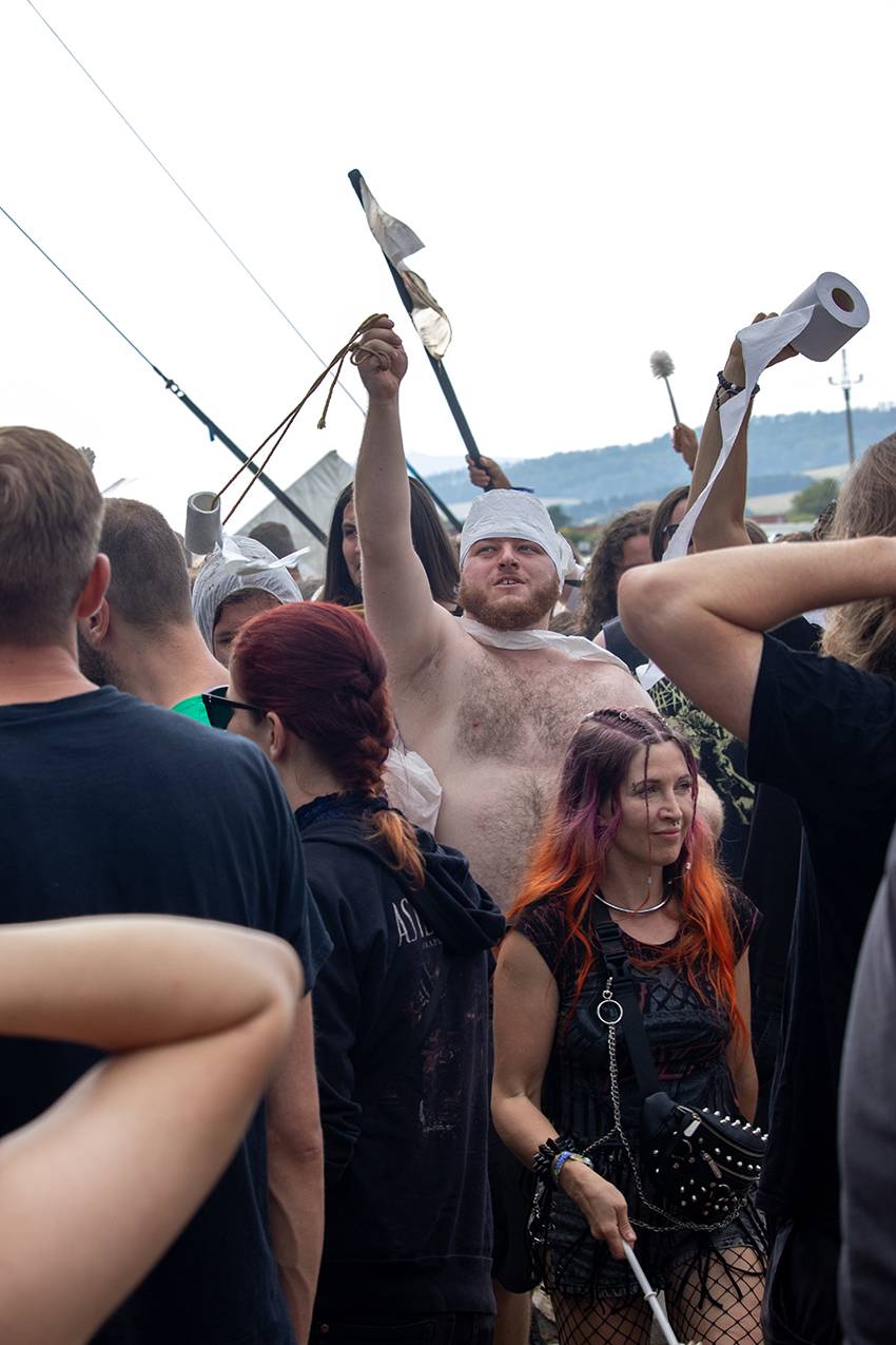 Pekelný pátek na Basinfirefestu. Gutalax rozpoutal naprostý chaos, temný set odehráli Kataklysm a svými magickými tóny bavili i Deloraine