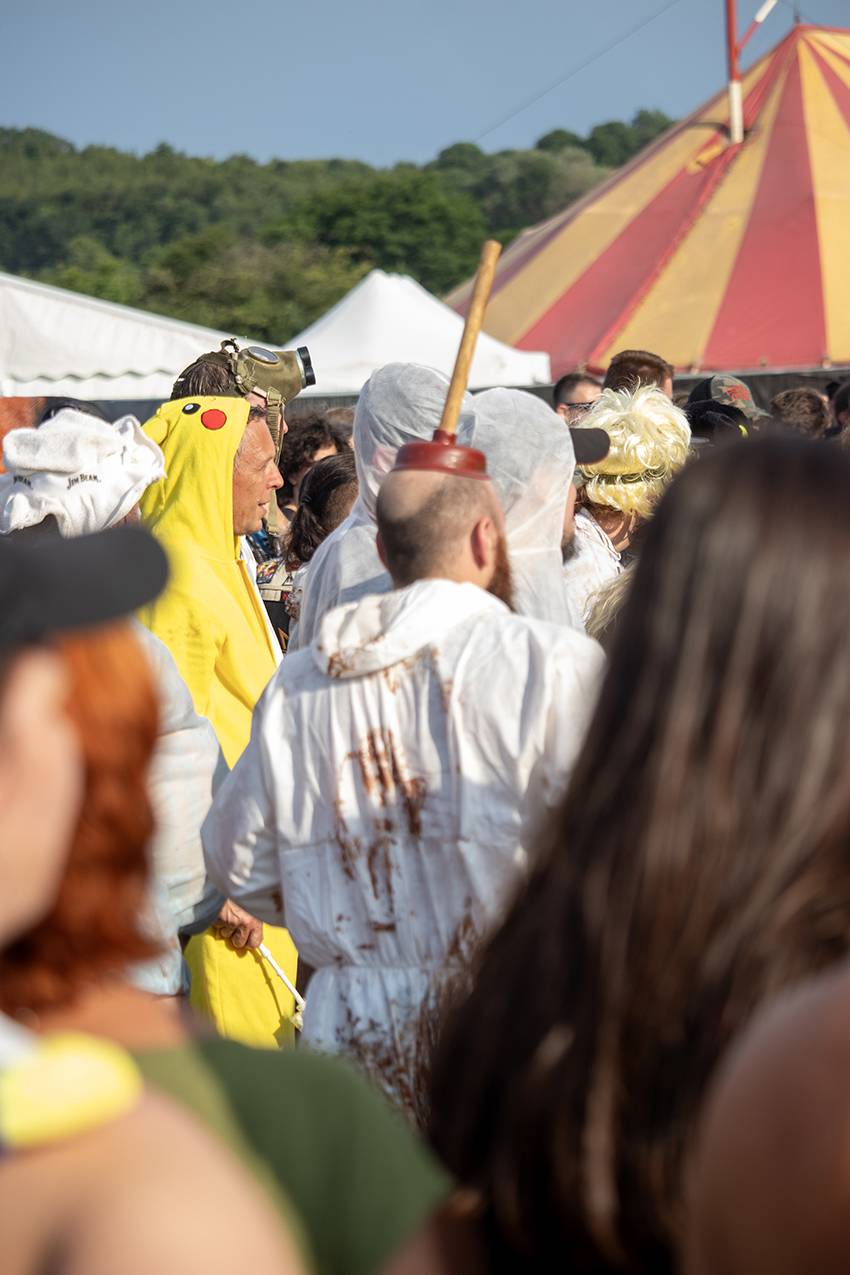 Pekelný pátek na Basinfirefestu. Gutalax rozpoutal naprostý chaos, temný set odehráli Kataklysm a svými magickými tóny bavili i Deloraine