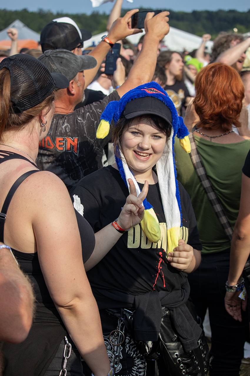 Pekelný pátek na Basinfirefestu. Gutalax rozpoutal naprostý chaos, temný set odehráli Kataklysm a svými magickými tóny bavili i Deloraine