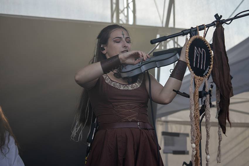 Pekelný pátek na Basinfirefestu. Gutalax rozpoutal naprostý chaos, temný set odehráli Kataklysm a svými magickými tóny bavili i Deloraine