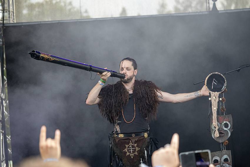 Pekelný pátek na Basinfirefestu. Gutalax rozpoutal naprostý chaos, temný set odehráli Kataklysm a svými magickými tóny bavili i Deloraine