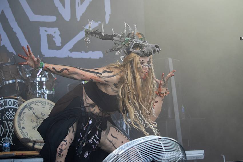 Pekelný pátek na Basinfirefestu. Gutalax rozpoutal naprostý chaos, temný set odehráli Kataklysm a svými magickými tóny bavili i Deloraine