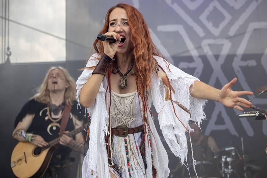 Pekelný pátek na Basinfirefestu. Gutalax rozpoutal naprostý chaos, temný set odehráli Kataklysm a svými magickými tóny bavili i Deloraine