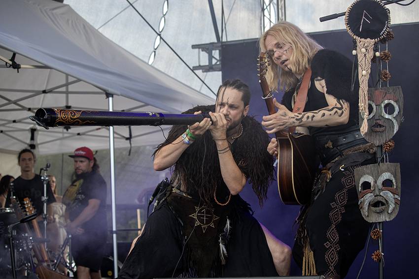Pekelný pátek na Basinfirefestu. Gutalax rozpoutal naprostý chaos, temný set odehráli Kataklysm a svými magickými tóny bavili i Deloraine