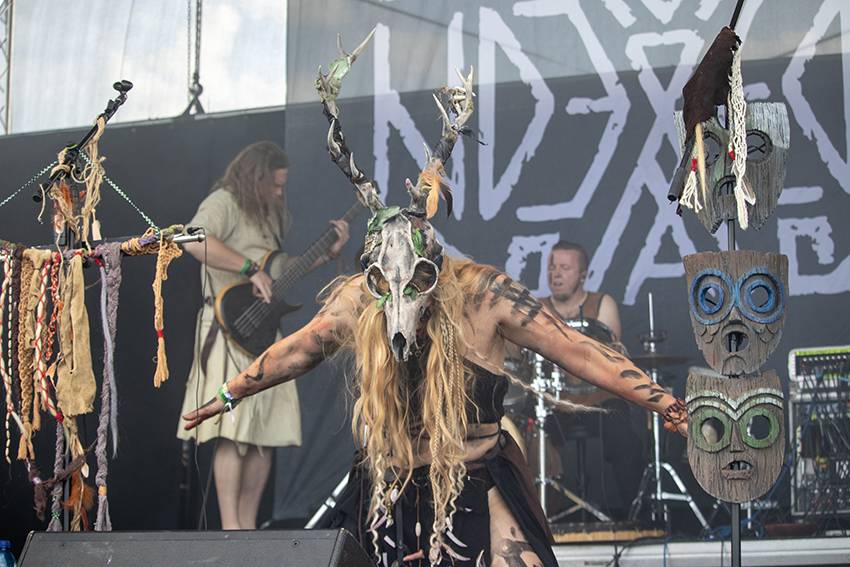 Pekelný pátek na Basinfirefestu. Gutalax rozpoutal naprostý chaos, temný set odehráli Kataklysm a svými magickými tóny bavili i Deloraine