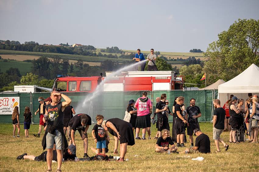 Pekelný pátek na Basinfirefestu. Gutalax rozpoutal naprostý chaos, temný set odehráli Kataklysm a svými magickými tóny bavili i Deloraine