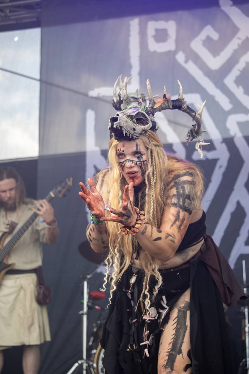 Pekelný pátek na Basinfirefestu. Gutalax rozpoutal naprostý chaos, temný set odehráli Kataklysm a svými magickými tóny bavili i Deloraine