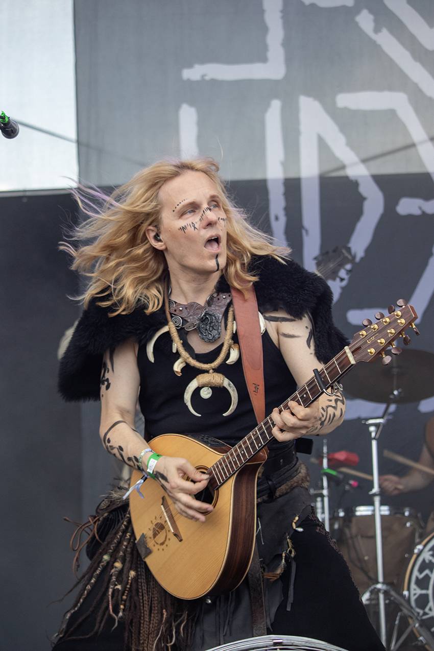 Pekelný pátek na Basinfirefestu. Gutalax rozpoutal naprostý chaos, temný set odehráli Kataklysm a svými magickými tóny bavili i Deloraine