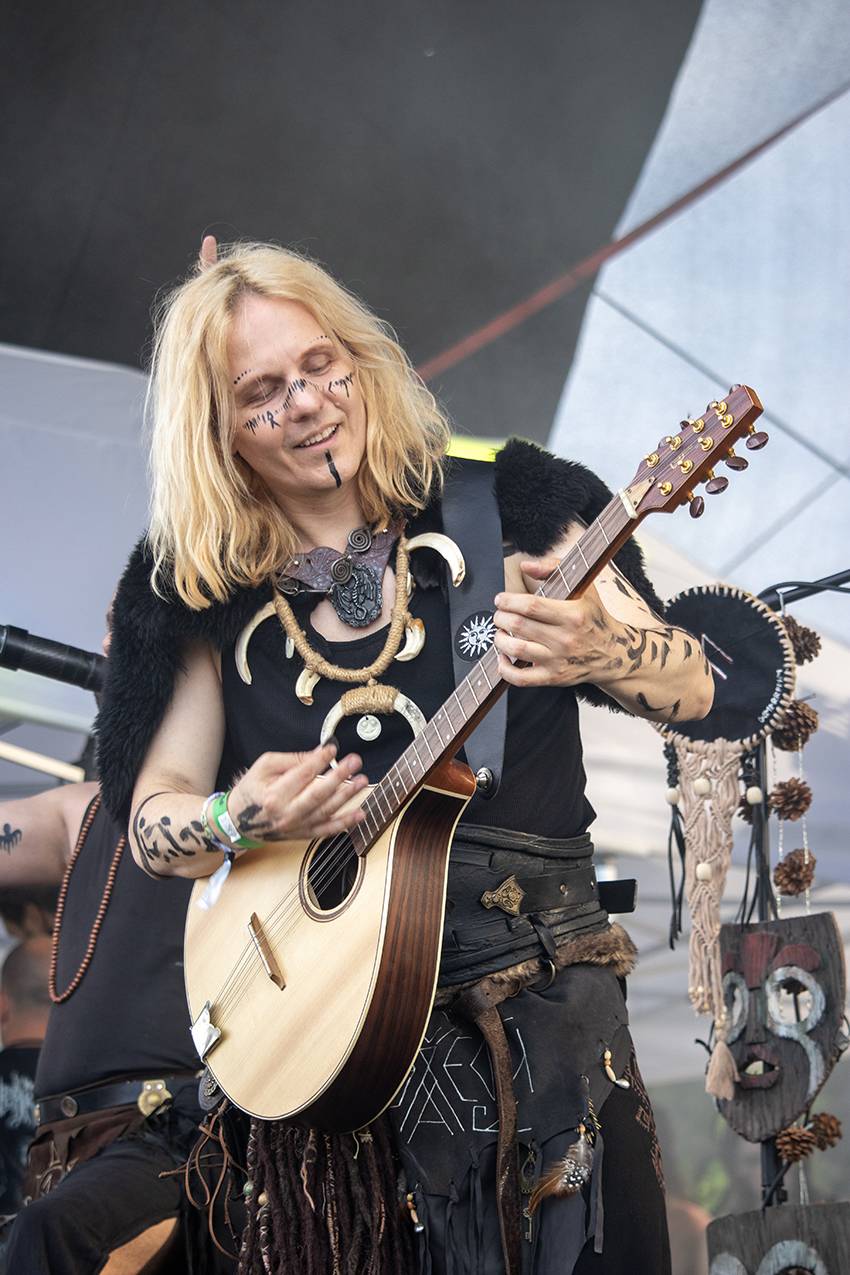 Pekelný pátek na Basinfirefestu. Gutalax rozpoutal naprostý chaos, temný set odehráli Kataklysm a svými magickými tóny bavili i Deloraine