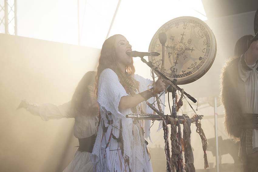 Pekelný pátek na Basinfirefestu. Gutalax rozpoutal naprostý chaos, temný set odehráli Kataklysm a svými magickými tóny bavili i Deloraine