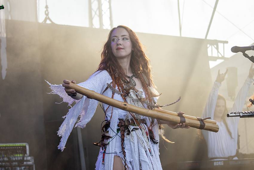 Pekelný pátek na Basinfirefestu. Gutalax rozpoutal naprostý chaos, temný set odehráli Kataklysm a svými magickými tóny bavili i Deloraine