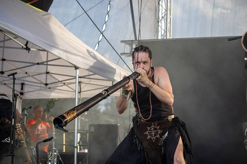 Pekelný pátek na Basinfirefestu. Gutalax rozpoutal naprostý chaos, temný set odehráli Kataklysm a svými magickými tóny bavili i Deloraine