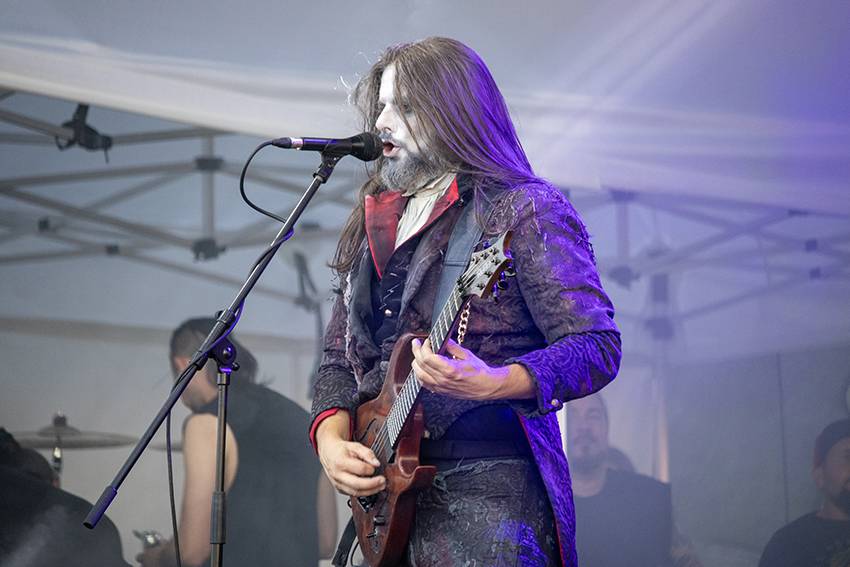 Pekelný pátek na Basinfirefestu. Gutalax rozpoutal naprostý chaos, temný set odehráli Kataklysm a svými magickými tóny bavili i Deloraine