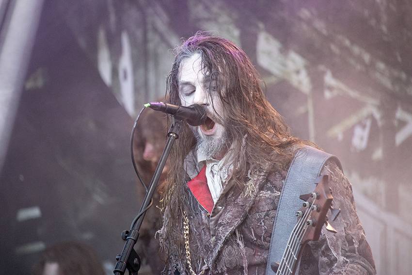 Pekelný pátek na Basinfirefestu. Gutalax rozpoutal naprostý chaos, temný set odehráli Kataklysm a svými magickými tóny bavili i Deloraine