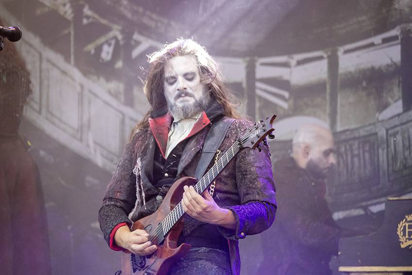 Pekelný pátek na Basinfirefestu. Gutalax rozpoutal naprostý chaos, temný set odehráli Kataklysm a svými magickými tóny bavili i Deloraine