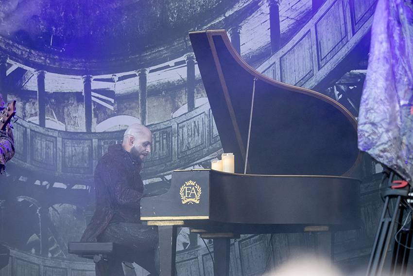 Pekelný pátek na Basinfirefestu. Gutalax rozpoutal naprostý chaos, temný set odehráli Kataklysm a svými magickými tóny bavili i Deloraine