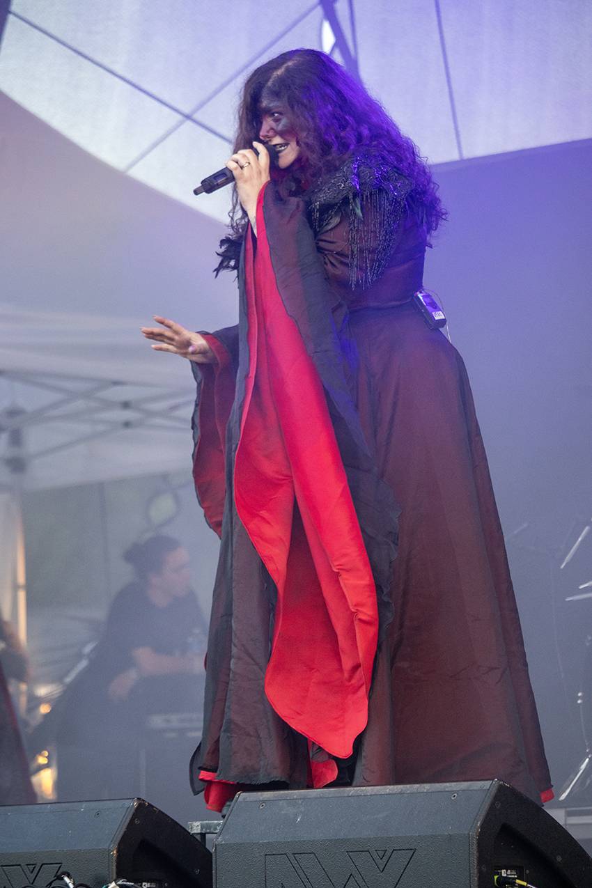 Pekelný pátek na Basinfirefestu. Gutalax rozpoutal naprostý chaos, temný set odehráli Kataklysm a svými magickými tóny bavili i Deloraine