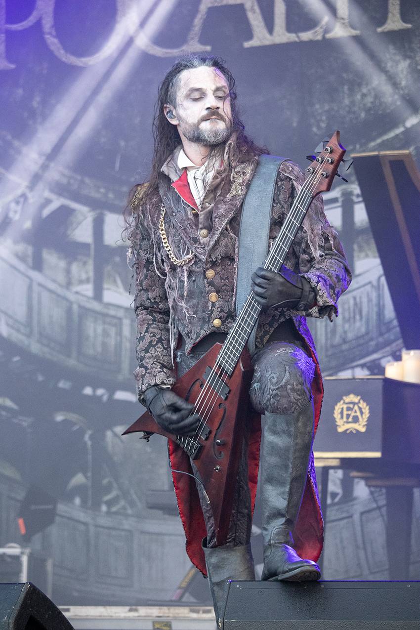 Pekelný pátek na Basinfirefestu. Gutalax rozpoutal naprostý chaos, temný set odehráli Kataklysm a svými magickými tóny bavili i Deloraine