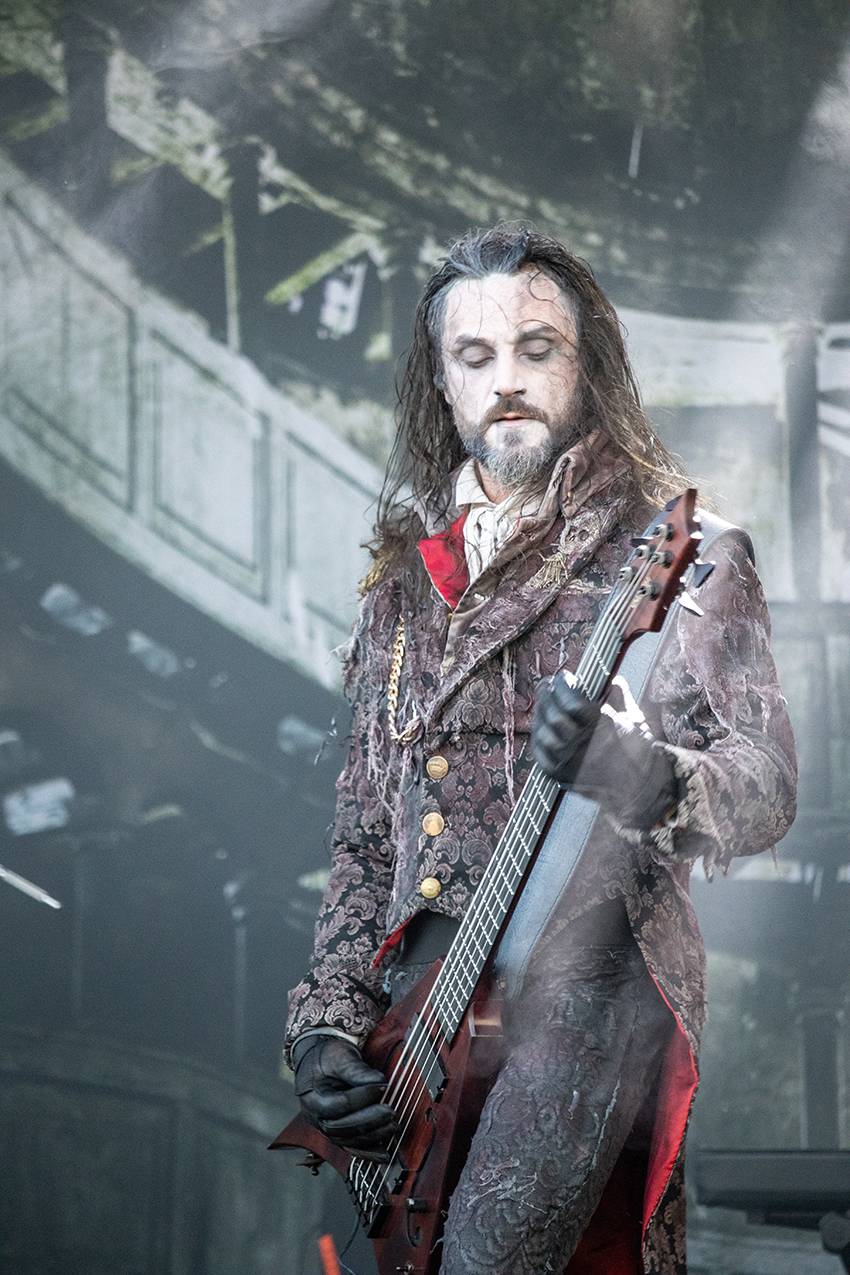 Pekelný pátek na Basinfirefestu. Gutalax rozpoutal naprostý chaos, temný set odehráli Kataklysm a svými magickými tóny bavili i Deloraine