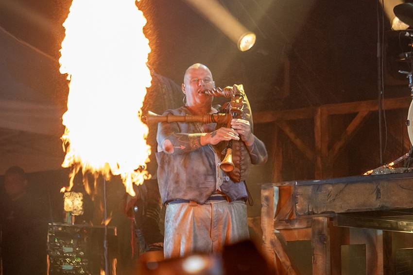 Pekelný pátek na Basinfirefestu. Gutalax rozpoutal naprostý chaos, temný set odehráli Kataklysm a svými magickými tóny bavili i Deloraine