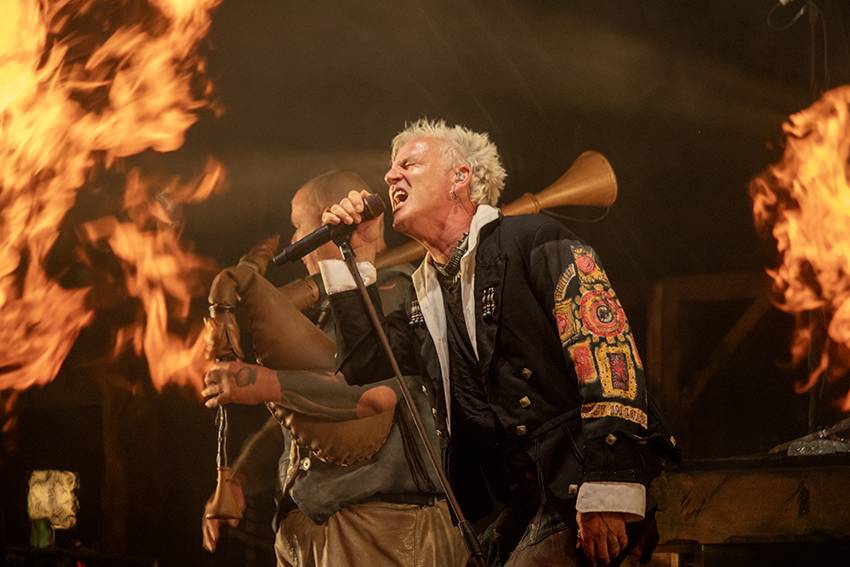 Pekelný pátek na Basinfirefestu. Gutalax rozpoutal naprostý chaos, temný set odehráli Kataklysm a svými magickými tóny bavili i Deloraine