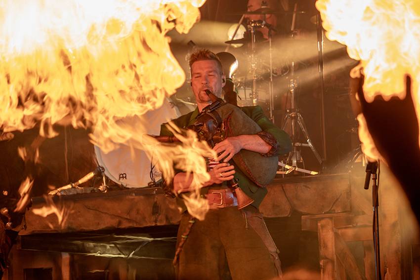 Pekelný pátek na Basinfirefestu. Gutalax rozpoutal naprostý chaos, temný set odehráli Kataklysm a svými magickými tóny bavili i Deloraine