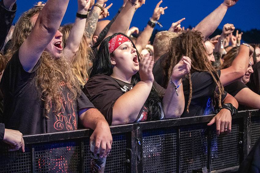 Pekelný pátek na Basinfirefestu. Gutalax rozpoutal naprostý chaos, temný set odehráli Kataklysm a svými magickými tóny bavili i Deloraine
