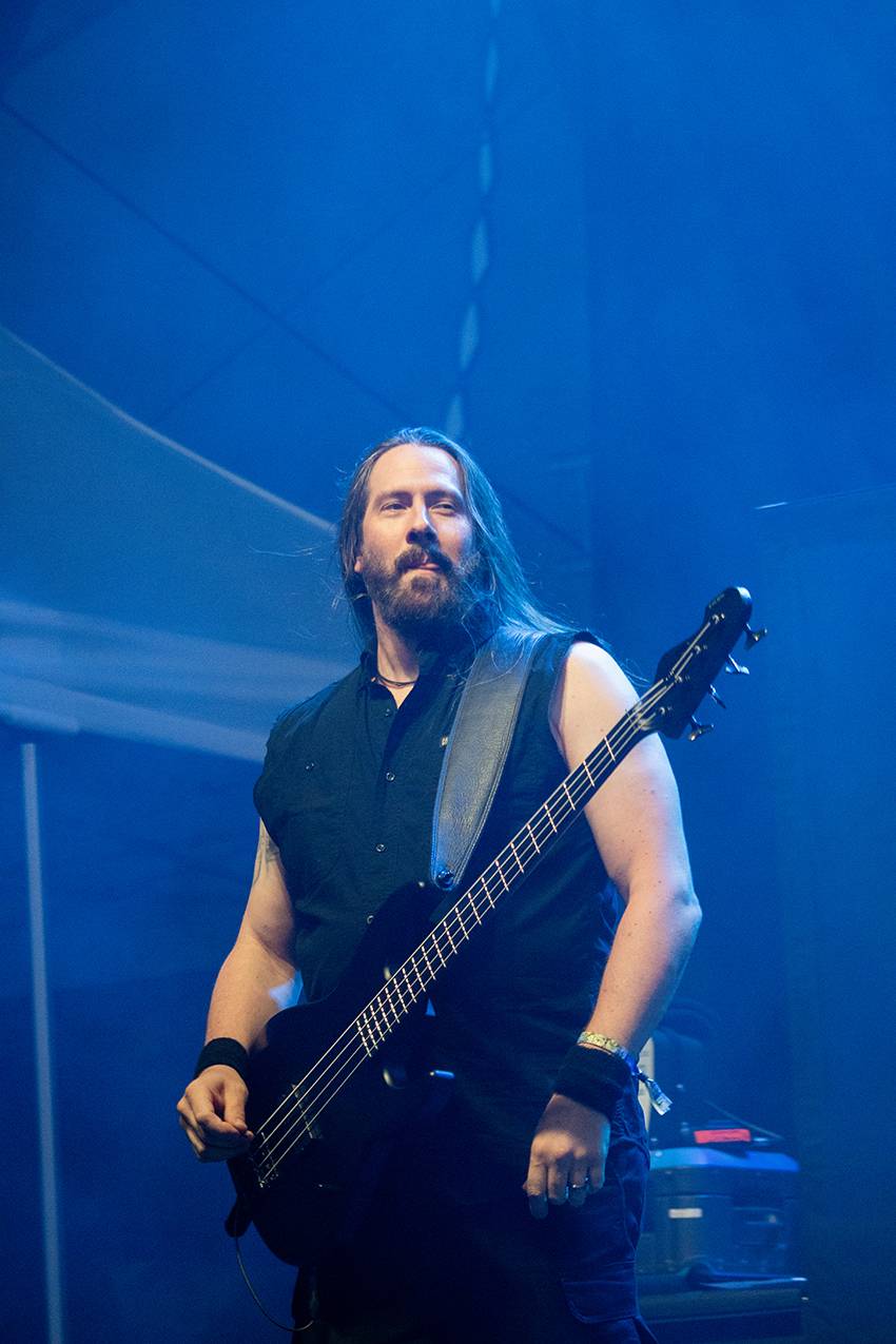 Pekelný pátek na Basinfirefestu. Gutalax rozpoutal naprostý chaos, temný set odehráli Kataklysm a svými magickými tóny bavili i Deloraine