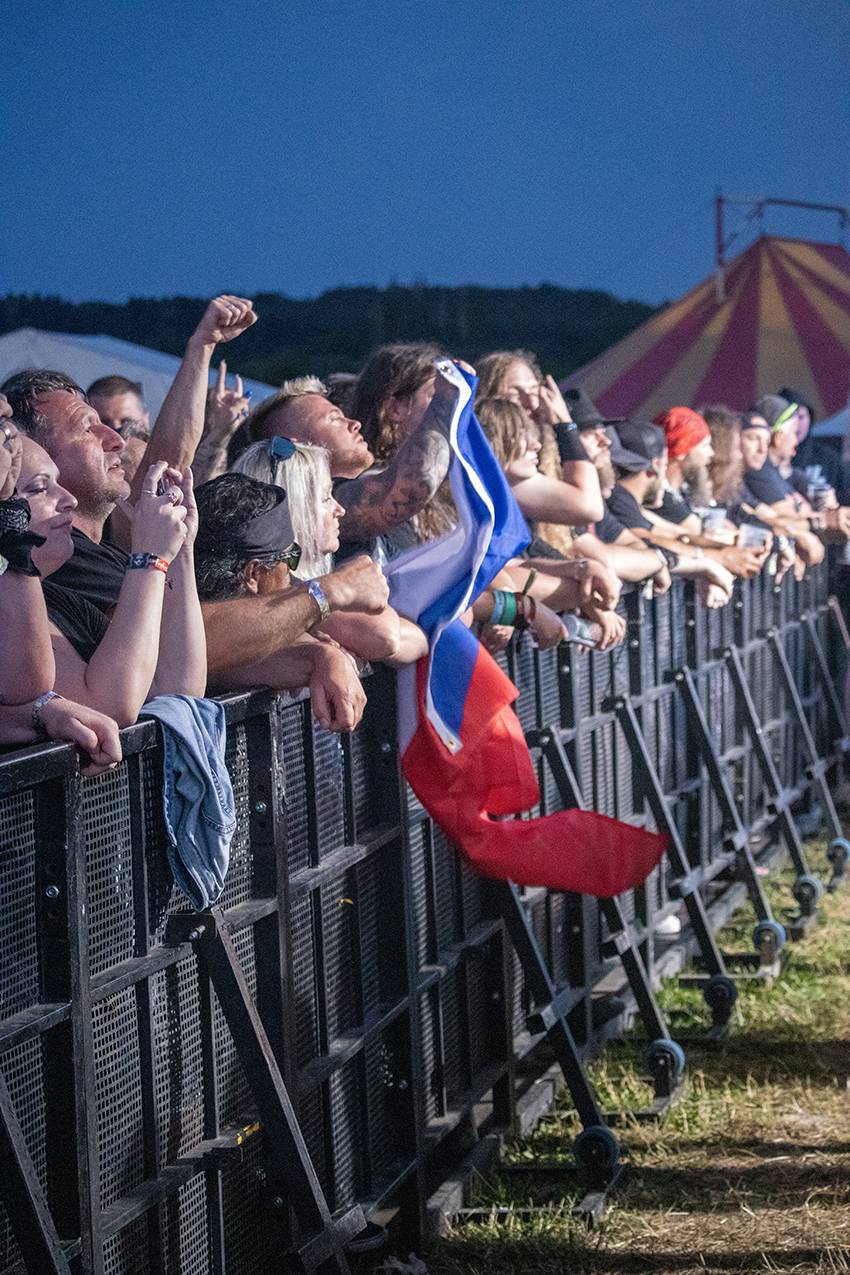 Pekelný pátek na Basinfirefestu. Gutalax rozpoutal naprostý chaos, temný set odehráli Kataklysm a svými magickými tóny bavili i Deloraine