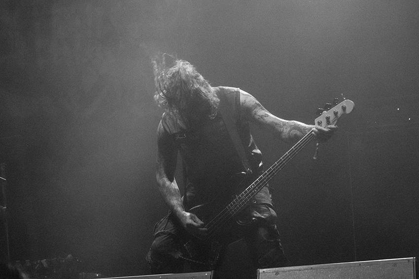 Pekelný pátek na Basinfirefestu. Gutalax rozpoutal naprostý chaos, temný set odehráli Kataklysm a svými magickými tóny bavili i Deloraine