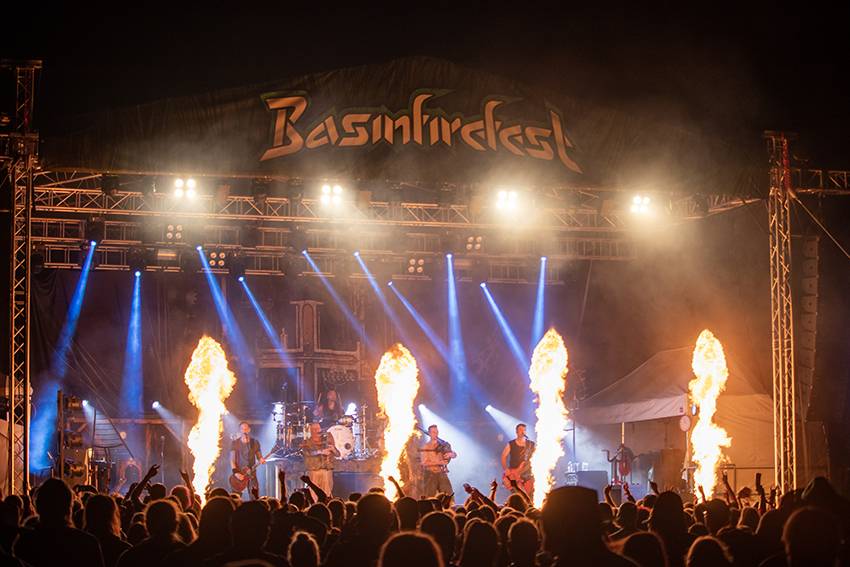 Pekelný pátek na Basinfirefestu. Gutalax rozpoutal naprostý chaos, temný set odehráli Kataklysm a svými magickými tóny bavili i Deloraine