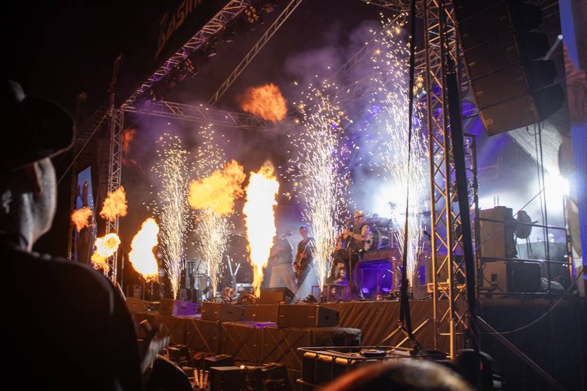 Pekelný pátek na Basinfirefestu. Gutalax rozpoutal naprostý chaos, temný set odehráli Kataklysm a svými magickými tóny bavili i Deloraine