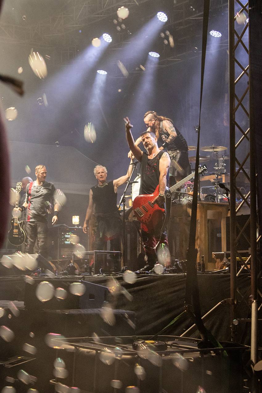 Pekelný pátek na Basinfirefestu. Gutalax rozpoutal naprostý chaos, temný set odehráli Kataklysm a svými magickými tóny bavili i Deloraine